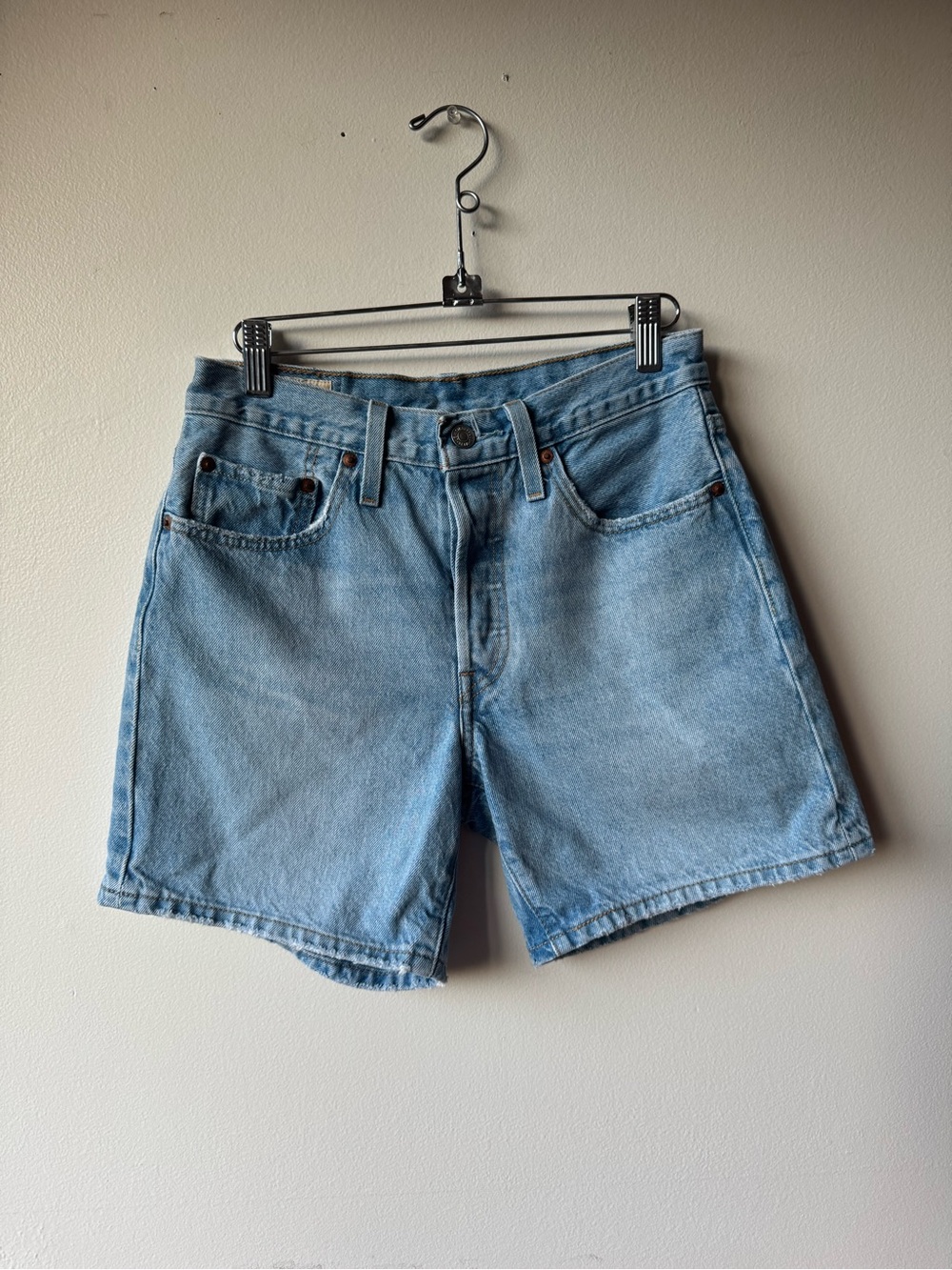 Levi’s 501 light wash mid thigh denim short